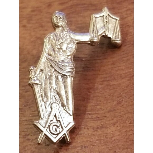 Vintage Masonic Blind Lady Justice & Scales Pin Robert L Dluge Jr 2000-2001 1" - Picture 1 of 2